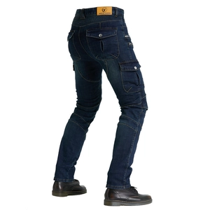 Dettaglio dei jeans da moto blu con pannelli a fisarmonica e patch logo in pelle