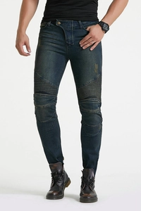 Détail de jean de moto bleu avec panneaux côtelés aux genoux et coupe ajustée