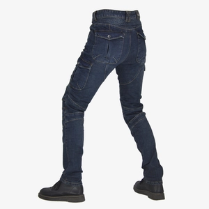 Detailansicht der Motorradjeans mit Schutzfalten am Knie und seitlichen Cargo-Taschen