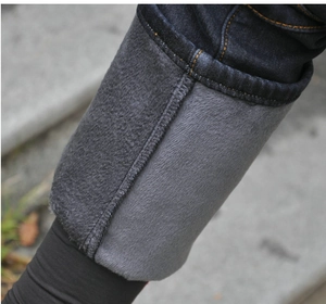 Détail du jean moto bleu avec doublure en polaire grise épaisse pour l'hiver