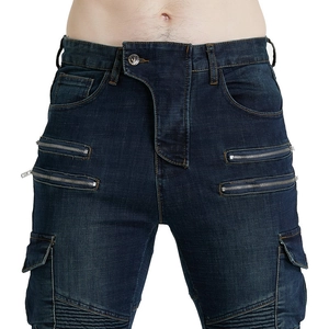 Dettaglio dei jeans moto blu con tasche con zip e inserti a soffietto di protezione