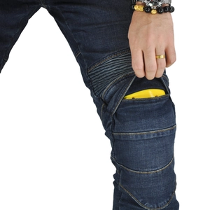 Details zur Protektorentasche und Stretch-Einsätzen an der Motorrad-Jeanshose