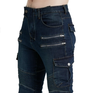 Dettaglio jeans da moto con inserti a pieghe sulle ginocchia e tasche con zip in metallo blu