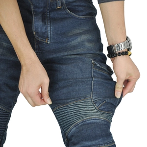 Detail einer robusten blauen Motorradjeans mit gerippten Kniepartien und Cargo-Taschen