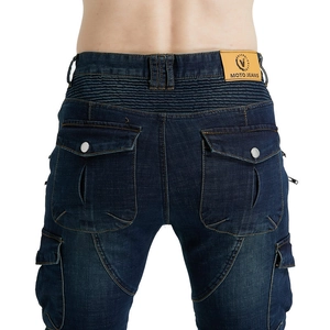 Dettaglio dei jeans moto cargo con pannelli posteriori a pieghe e ampie tasche laterali