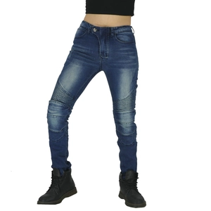 Détail du jean moto bleu ajusté avec genoux plissés renforcés et finition denim délavé