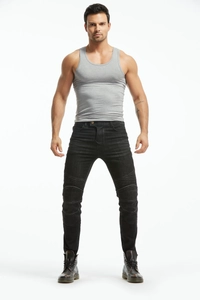 Dettaglio dei jeans da moto slim fit con pannelli elasticizzati a fisarmonica sulle ginocchia
