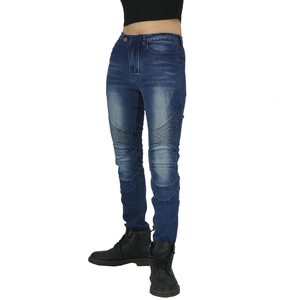 Détail du jean de moto avec panneaux accordéon de protection et denim bleu délavé usé