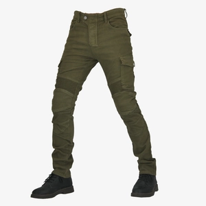 Detail der armee-grünen Motorrad-Cargohose mit elastischen Kniepolstern und großen Taschen