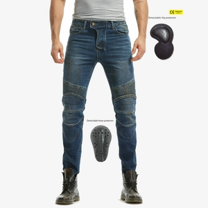 Dettaglio jeans moto con protezioni per ginocchia CE e pannelli flessibili a fisarmonica