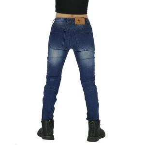 Vue arrière du jean moto slim avec plis aux genoux et écusson de marque en cuir à la taille