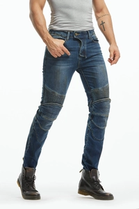 Dettaglio dei jeans da moto blu con ginocchia elasticizzate e lavaggio usurato