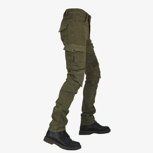 Detail der militärgrünen Cargo-Motorradhose mit taktischen Taschen und Knie-Stretcheinsätzen