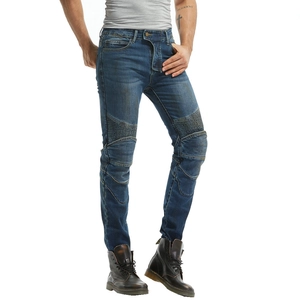 Detailansicht der blauen Biker-Jeans mit dehnbaren Akkordeon-Einsätzen an den Oberschenkeln
