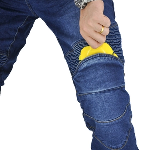 Gele kniebeschermer in blauwe motorjeans met elastische accordeonpanelen plaatsen