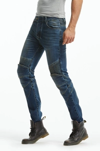 Dettaglio dei jeans da moto con pannelli elasticizzati a coste sulle ginocchia e stivali