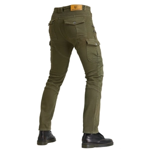 Dettaglio dei pantaloni moto cargo oliva con pieghe sulle ginocchia e ampie tasche