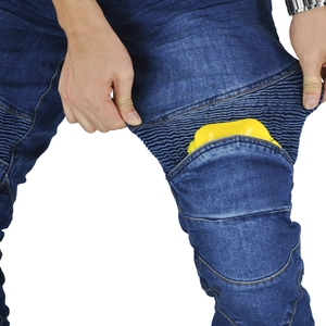 Detailopname van blauwe motorjeans voor heren met honingraat kniebeschermers