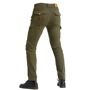 Dettaglio dei pantaloni moto verde militare con inserti elastici sulle ginocchia e tasche