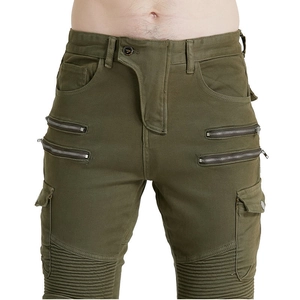 Dettaglio dei pantaloni moto verde militare con tasche cargo e pannelli pieghettati