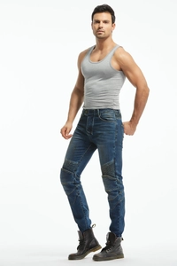 Vista laterale dei jeans da moto slim fit da uomo con pieghe protettive e denim lavato