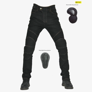 Detail van motorjeans met afneembare CE-gecertificeerde knie- en heupprotectoren
