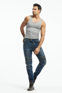 Dettaglio dei jeans da moto con pieghe elasticizzate sul ginocchio e trama denim vintage