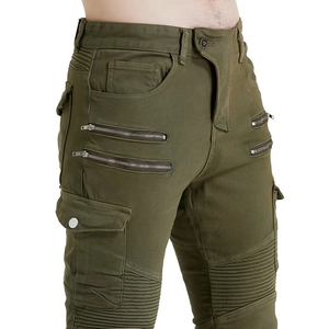 Dettaglio dei pantaloni da moto verde oliva con ginocchia a costine e cerniere in metallo