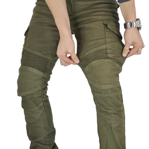 Detailansicht der olivgrünen Motorradjeans mit elastischem Faltenstoff für Flexibilität