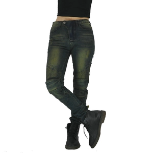 Détail de jean de moto slim pour femme avec genoux plissés et finition délavée vintage