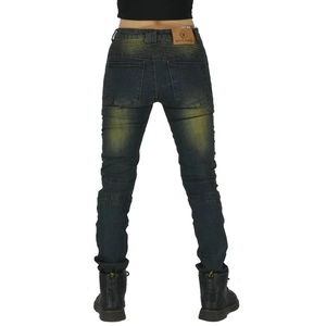Détail du jean de moto bleu foncé avec logo arrière en cuir et texture genou nervurée