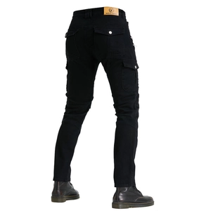 Vista posteriore di jeans da moto neri con tasche cargo e dettagli imbottiti protettivi