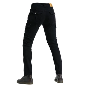 Dettaglio dei pantaloni da moto con vita plissettata elastica e ampie tasche posteriori
