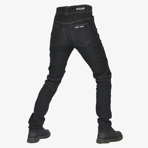 Detailweergave van de achterkant van de zwarte motorjeans met veiligheidsnaden en labels