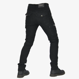 Rückansicht der schwarzen Motorrad-Cargohose mit Multi-Pocket-Design und Plissee-Knien