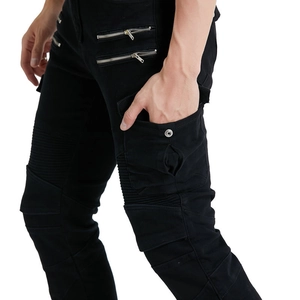 Dettaglio dei pantaloni cargo da moto neri con cerniere metalliche e pannelli protettivi