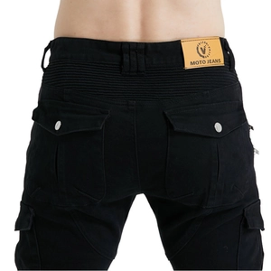 Dettaglio dei pannelli elasticizzati a fisarmonica e tasche posteriori con bottone sui jeans moto