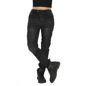 Détail d'un jean moto noir slim avec genoux plissés et texture de denim délavé vieilli