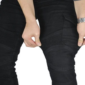 Detailsicht der elastischen Akkordeon-Einsätze an schwarzer Motorradhose für Flexibilität