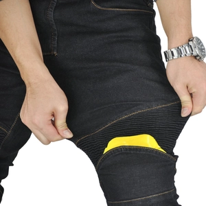 Detail van motorjeans met flexibele knieplooien en gele beschermende pad voor extra veiligheid