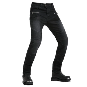 Detailansicht der schwarzen Motorradjeans mit Stretch-Rippung und Metallreißverschlüssen