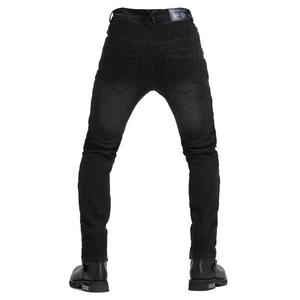 Details der Motorradjeans mit elastischen Falten am Bund und Markenlabel auf Rückseite