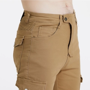 Gros plan du pantalon cargo de moto kaki avec panneaux accordéon élastiques et poches cargo