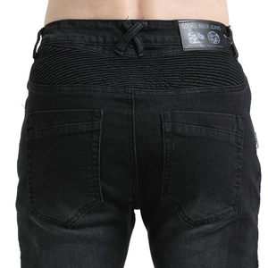 Detail der Akkordeon-Rippung und des Lederpatches an schwarzer Motorradjeans