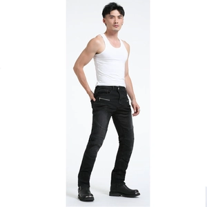 Details von schmal geschnittenen Motorradjeans mit Stretch-Einsätzen und Reißverschlüssen