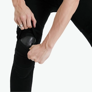Insertion de protections de genoux dans le pantalon de moto noir de type cargo