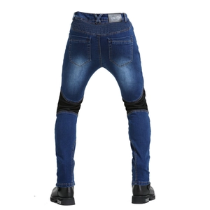 Detail der Akkordeon-Stretcheinsätze an der Taille und flexibles Material der Motorradjeans