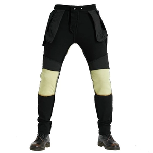 Détail du pantalon moto cargo avec genouillères contrastées et grandes poches externes