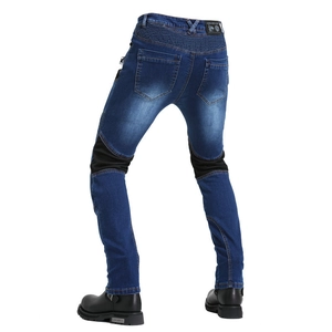 Detailansicht der Motorradjeans mit elastischen Falten und blauem Stretch-Denim-Stoff