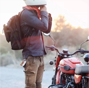 Details eines taktischen Motorrad-Rucksacks und Cargohosen für Outdoor-Motorradtouren